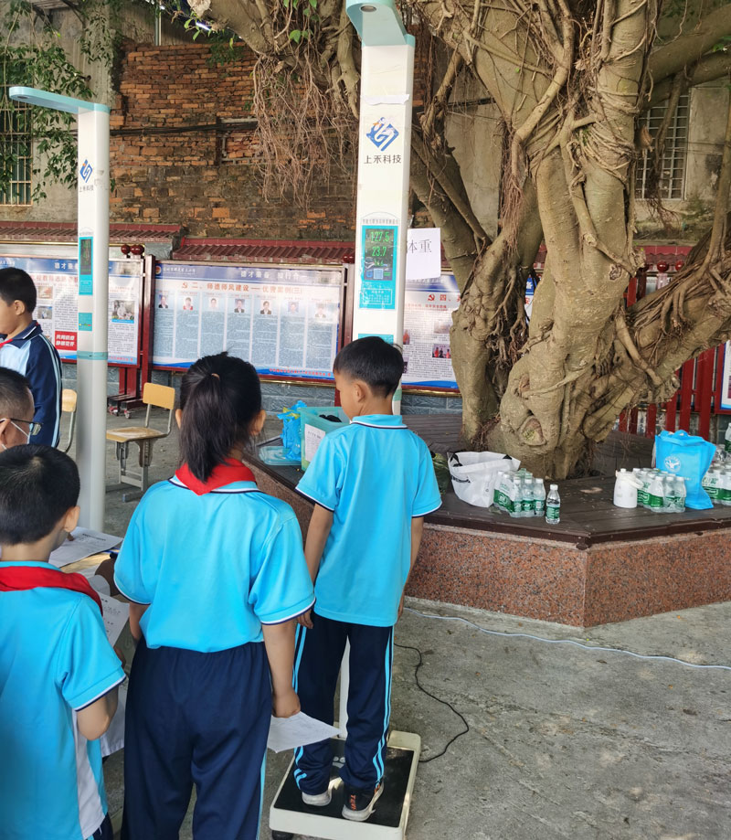 兒童身高體重測(cè)量儀使用現(xiàn)場