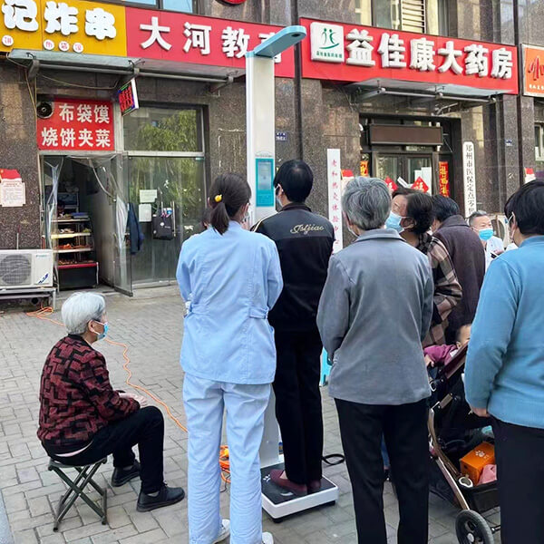 排隊(duì)測量身高體重現(xiàn)場