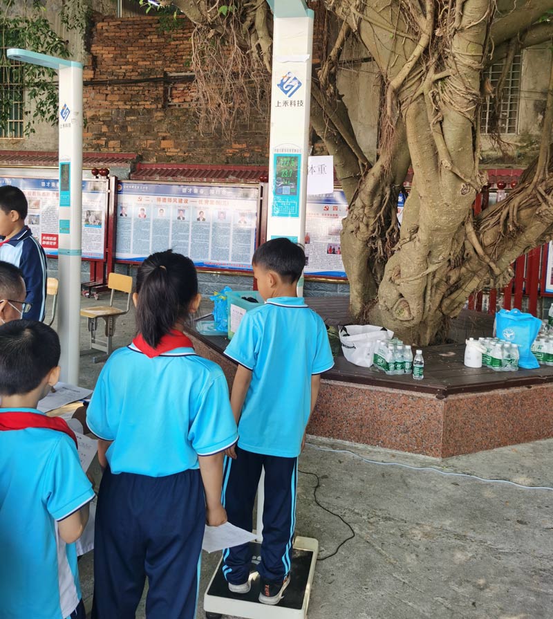 兒童超聲波身高體重秤測(cè)量現(xiàn)場(chǎng)