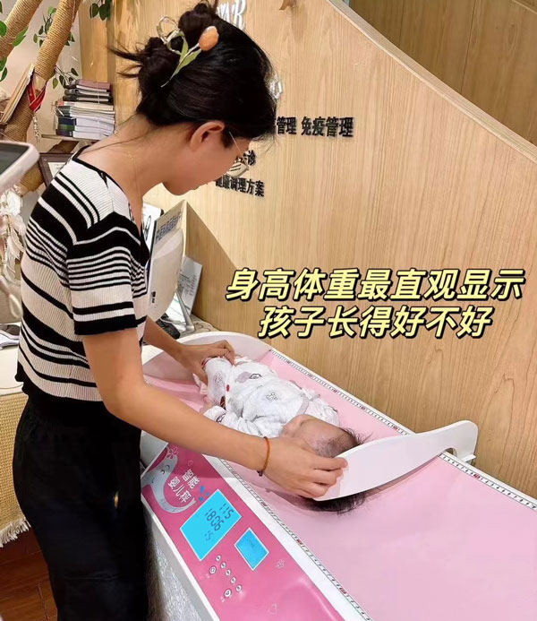 智能嬰兒體檢秤應(yīng)用實(shí)拍