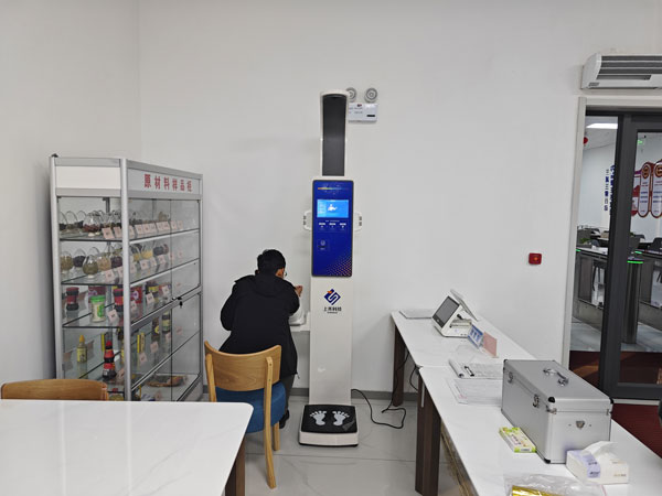 智能身高體重一體機使用實拍